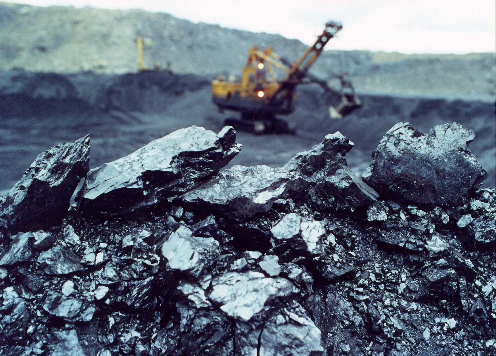 Каменный уголь неисчерпаемый. Каменный уголь Кузбасса. Добыча полезных ископаемых. Добыча бурого угля. Полезные ископаемые добыча.