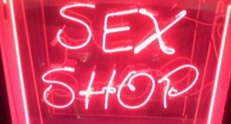 Кузбассовец под видом покупателя зашел в секс-шоп и ограбил кассиршу.