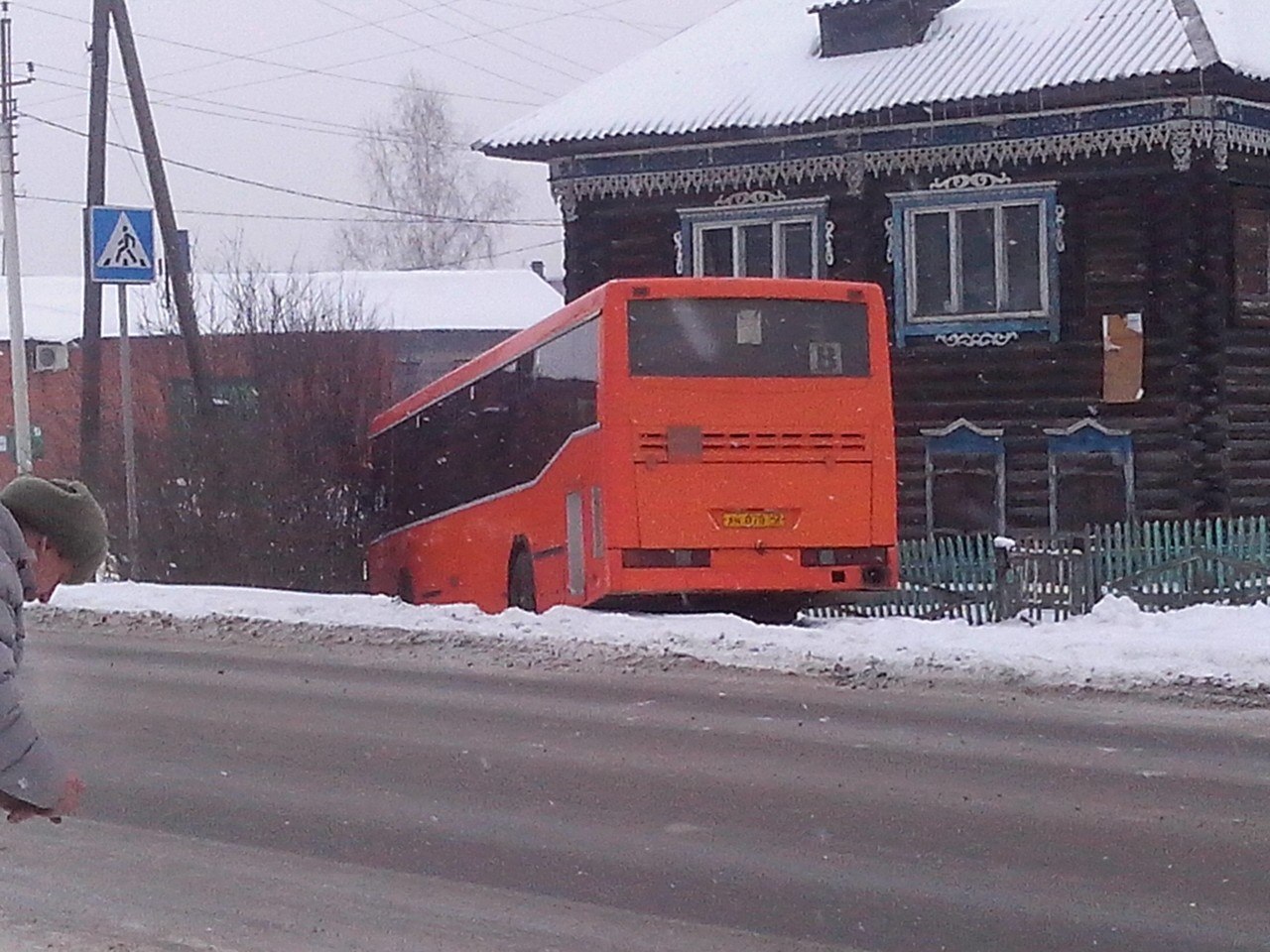 Автобус двор. Кемерово окраины. ДТП С автобусом ПАЗ В Кемерово 20.12.2020. Автобус во дворе. Автобус во дворе жилого дома.