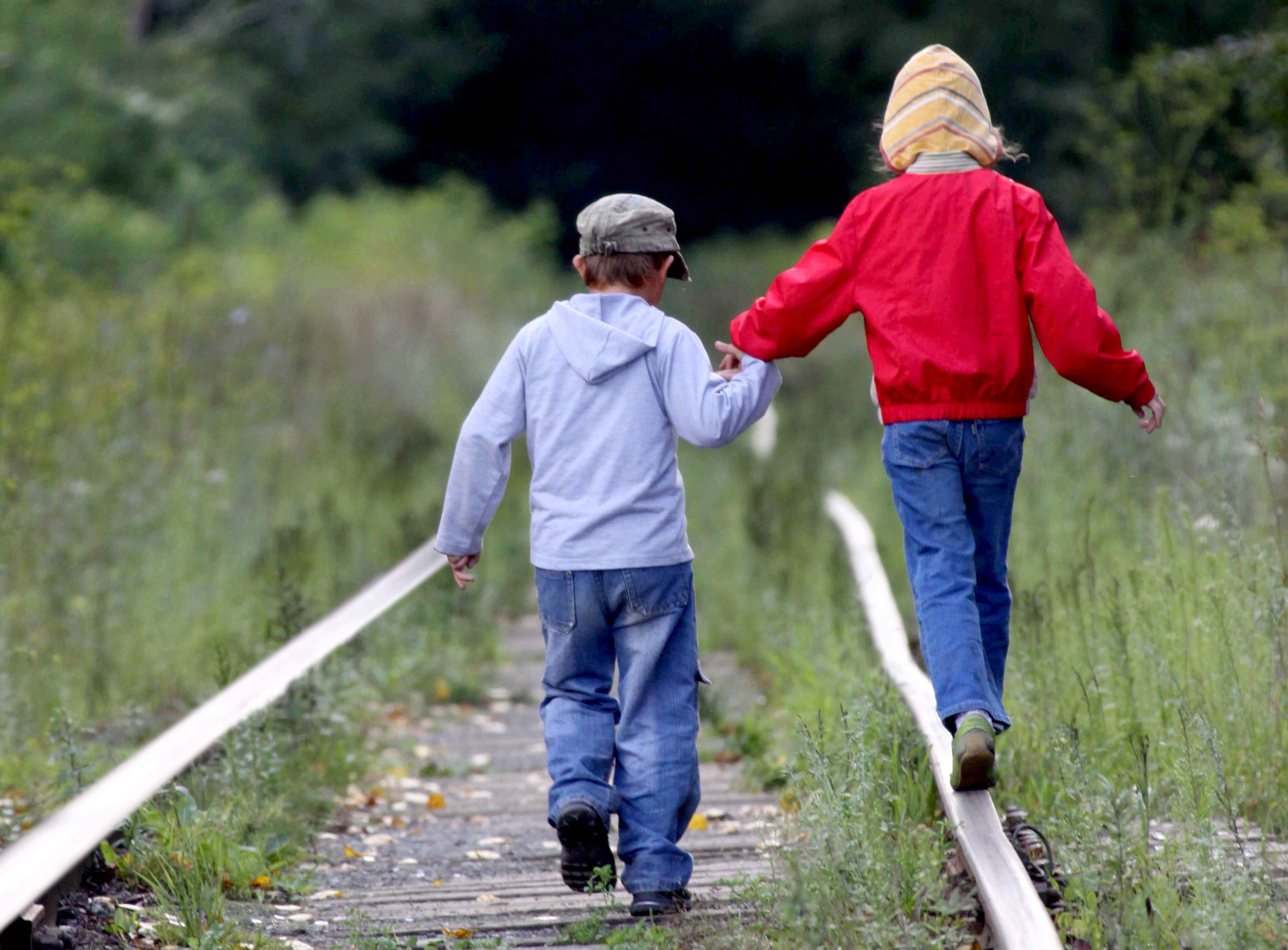Ребенок играет на дороге. Железная дорога для детей. Дети на ЖД путях. Дети идут по дороге. Детский травматизм на железной дороге.
