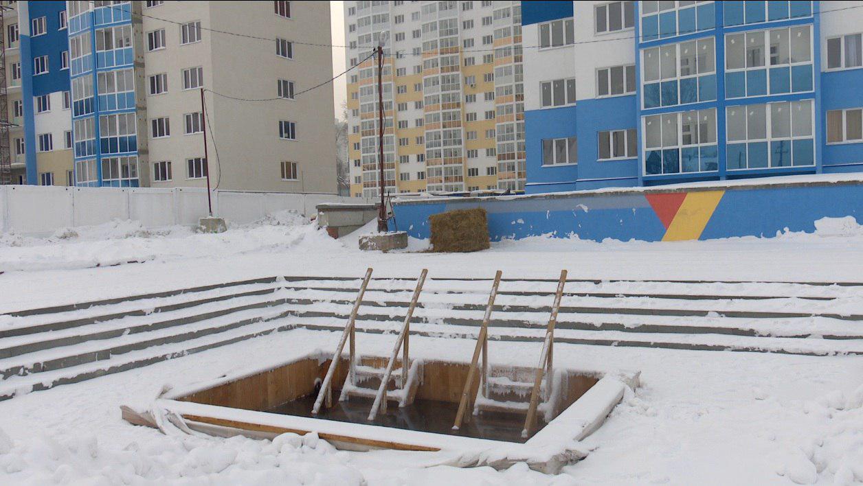 Центр родник кемерово. Купель Притомский Кемерово. Купель храма Воскресения Христова (Родник на улице 1-я Заречная, 192. Купель храма Воскресения Христова Кемерово. Крещение Кемерово Сити.