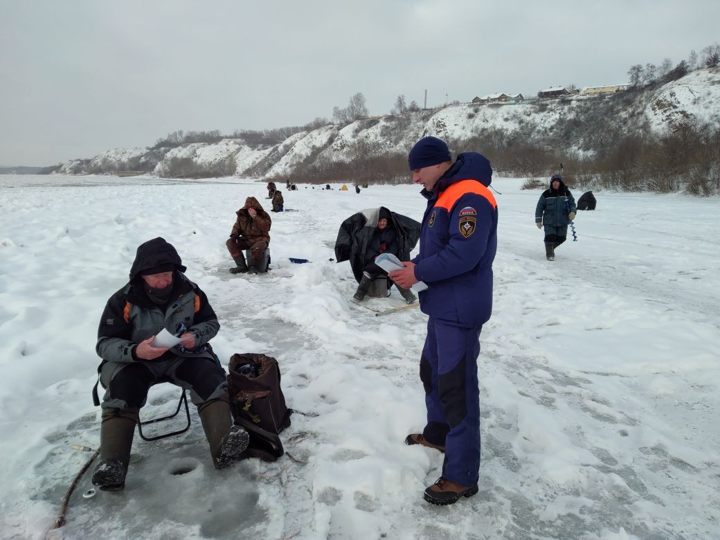 Волгафишинг новости с водоемов зима. ГИМС безопасный лед. МЧС на льду Кемерово. МЧС России безопасный лед. МЧС ролики в зимний период.