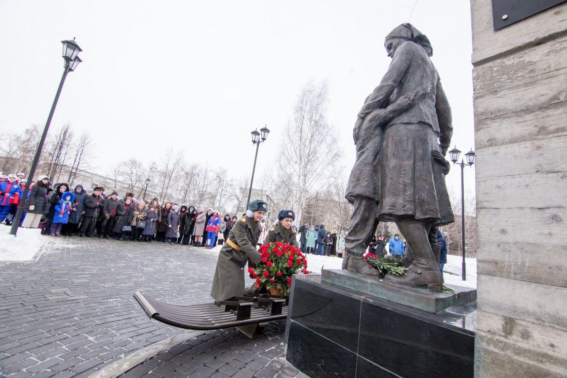 В городах и районах Кузбасса проходят памятные мероприятия в честь 76-летия  со дня полного снятия блокады Ленинграда | 27.01.2020 | Кемерово -  БезФормата